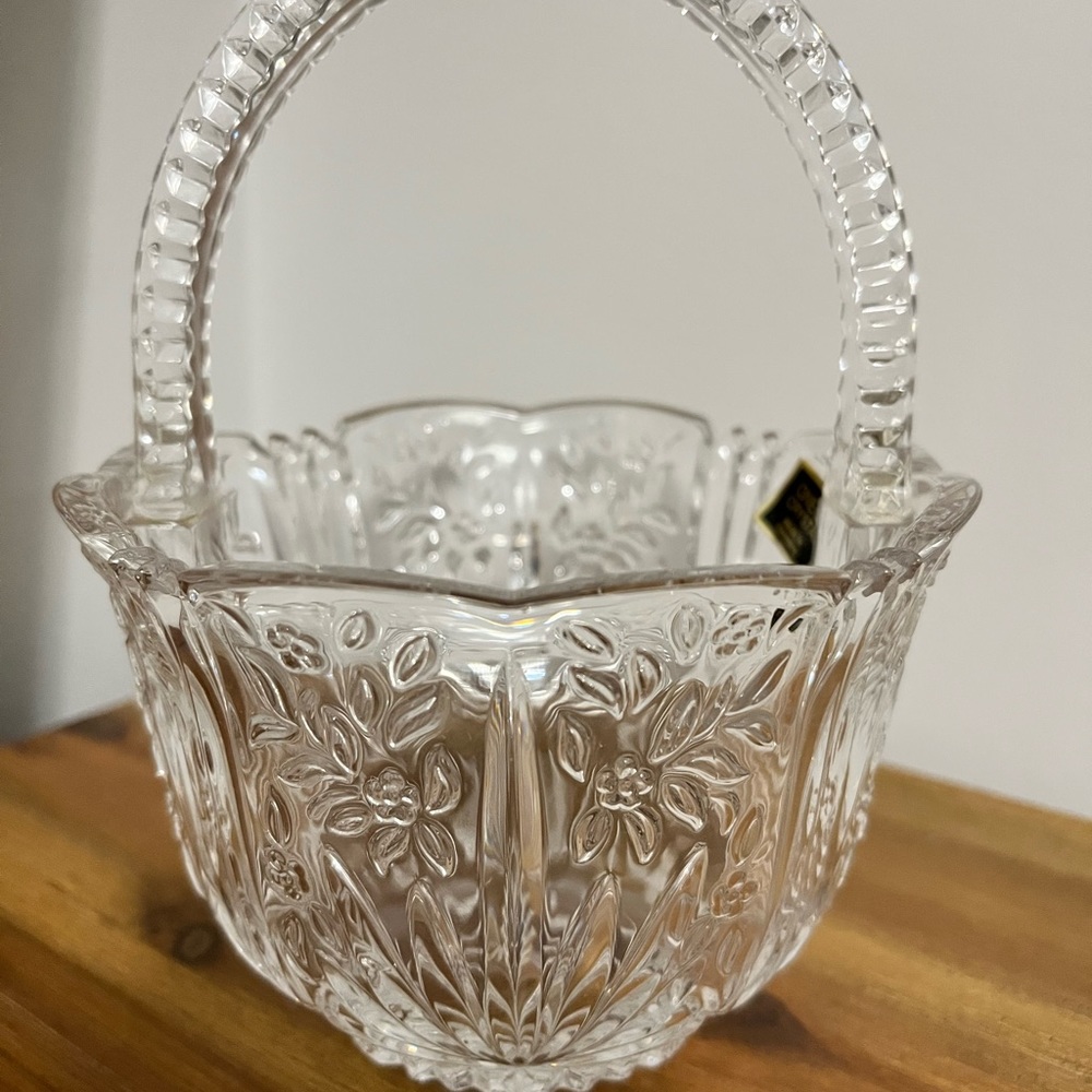 Oneida Crystal Spring Lace basket